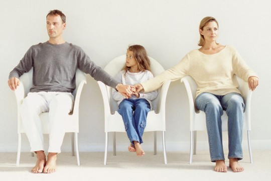 Cum îl afectează pe copil divorţul părinţilor? Ce să-i spunem despre separare?