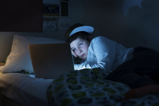 STUDIU: Copiii care se culcă târziu au risc sporit să devină mai grași