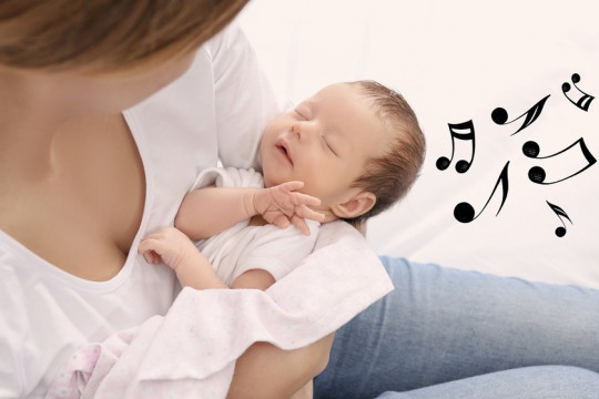 Obișnuiești să-i cânți des bebelușului? Iată ce beneficii are această activitate simplă, conform noilor studii