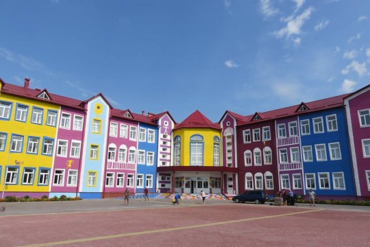 O școală din Ucraina te va uimi prin culorile sale dar și metodologia nouă de predare