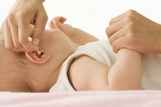 Renunță la bețișoarele de vată când cureți urechile bebelușului!