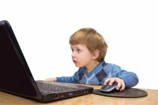 Oful unei mame: Nu năuciți copiii și părinții cu orele astea online!