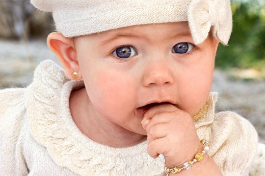 Găurirea urechilor la bebeluşi poate fi interzisă în Marea Britanie