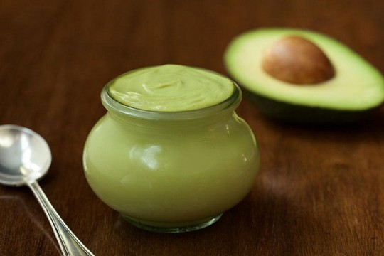 5 reţete pentru maioneză pregătită acasă cu avocado, cu usturoi copt sau cu busuioc