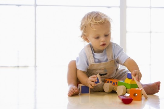 Beneficiile jucăriilor de lemn pentru copiii mici