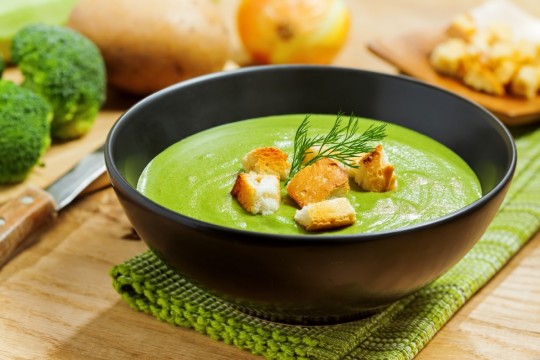 Supă-cremă de broccoli, rețetă rapidă și sănătoasă