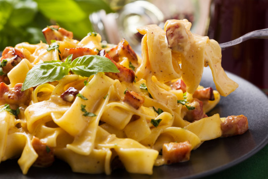 Cea mai delicioasă rețetă de tagliatelle cu ciuperci și bacon. Se prepară rapid și este ideală pentru cină