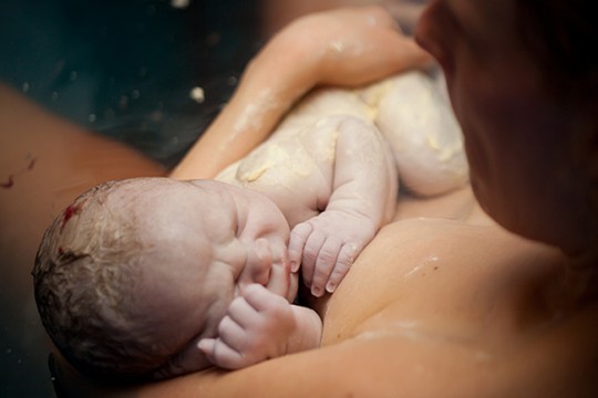 Povestea unei nașteri traumatizante: Bebelușul s-a născut cu clavicula dreaptă ruptă
