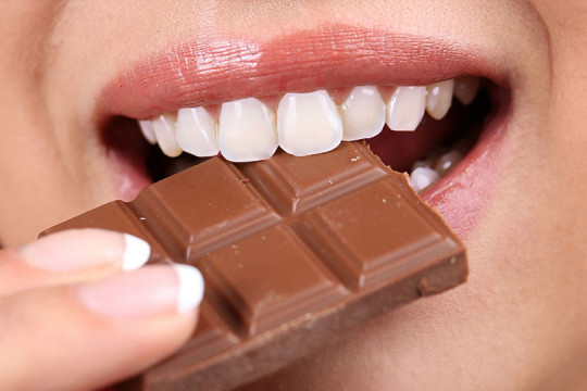 Cum să reduci afecțiunile gingiilor la jumătate consumând ciocolată