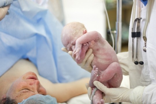 Studiu: copiii născuți prin cezariană sunt mai predispuși bolilor