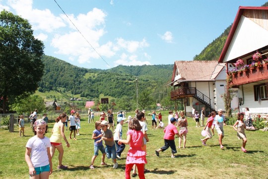 Peste 600 de elevi de la noi se pot odihni gratuit în taberele din România