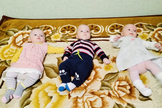 Povestea familiei de moldoveni care după 7 ani de încercări au conceput absolut natural tripleți