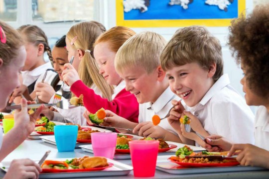 Cum sunt hrăniți copiii la școală în diferite țări