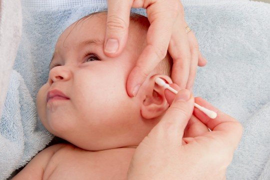 Curăţă corect urechile bebeluşului!