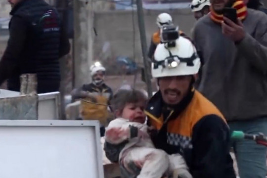 Oamenii sapă cu mâinile goale sub dărâmături, salvatorii aleargă cu copii răniți în brațe. Imaginile disperării din Turcia și Siria