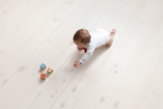 Cum spălăm podeaua în casa în care un bebeluș merge de-a bușilea