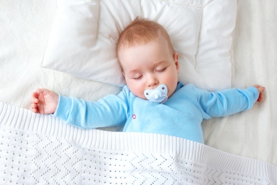 (VIDEO) O metodă super ușoară de a adormi bebelușul