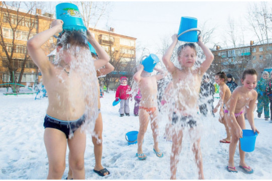Program școlar în Siberia: Copiii fac dușuri cu apă rece, în plină iarnă