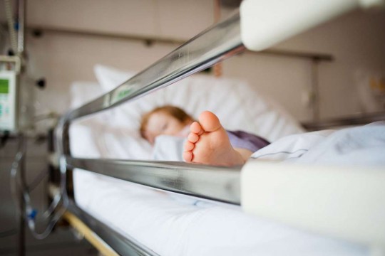 Un copil a fost internat la spital după ce a băut detergent de vase