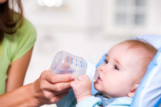 Care este cea mai potrivită apă pentru bebeluși și cum îi hidratăm corect