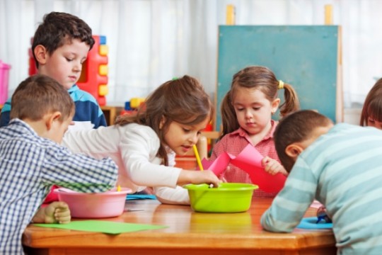 Șapte activități Montessori pentru dezvoltarea independenței copilului