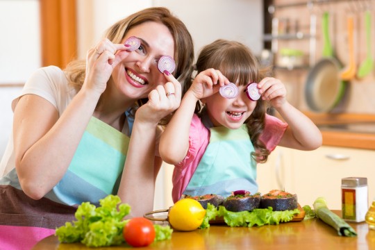 Află cum să creezi obiceiuri sănătoase în alimentaţia copilului tău