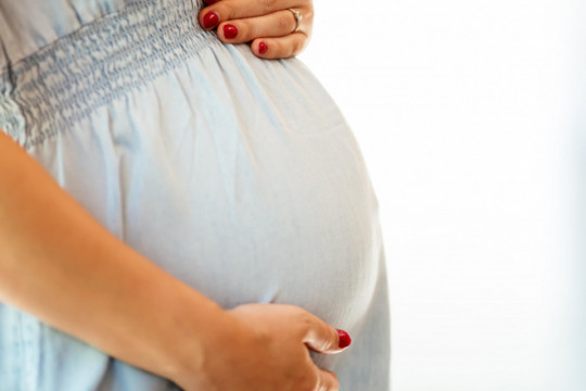 Zeci de femei însărcinate, infectate cu COVID