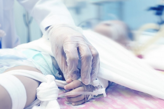 Un bebeluș a fost dus la spital pentru că avea dureri de stomac. Ce descoperire șocantă au făcut medicii