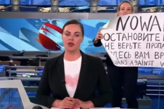 Mesajul transmis de Zelensky pentru jurnalista care a intrat în emisie directă, la postul public TV din Rusia, Pervîi Kanal, cu un mesaj anti război