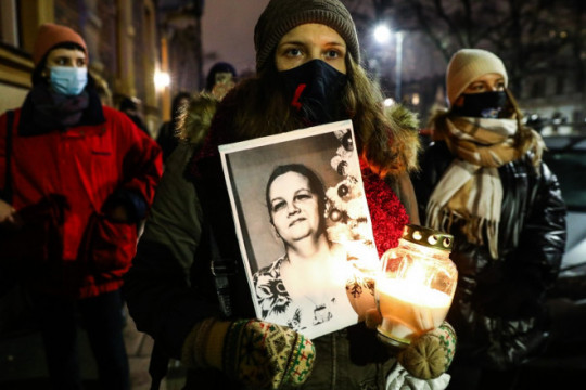 Proteste în Polonia după ce încă o femeie a fost lăsată să moară în spital din cauza legilor anti-avort