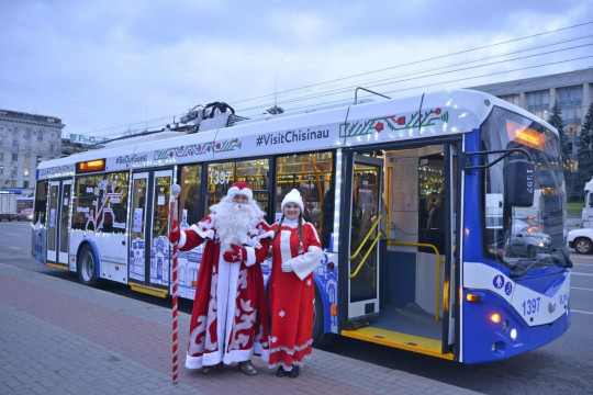 „Cunoaște orașul alături de Moș Crăciun” - două troleibuze turistice vor circula pe străzile Chișinăului