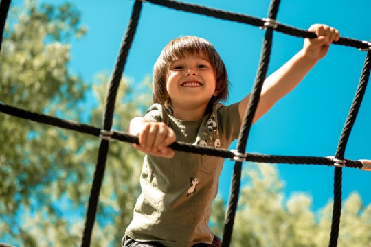 Top 5 sfaturi care te vor ajuta să îți crești copilul fericit și cu încredere în sine