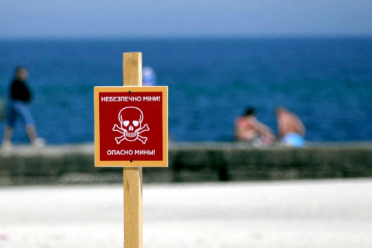 Un bărbat a fost aruncat în aer de o mină pe o plajă din Odesa, unde venise cu familia