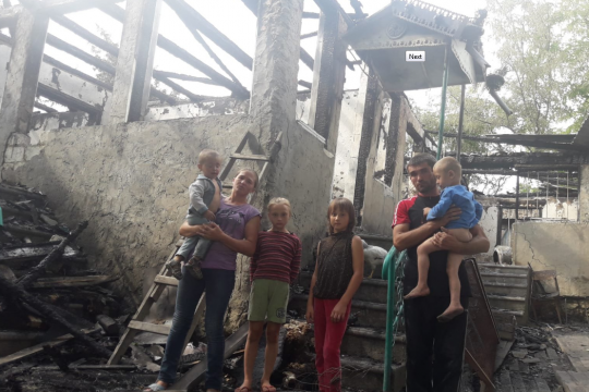 O familie cu 5 copii nu mai are nimic după ce le-a ars casa. Un club sportiv din capitală adună rechizite, haine și alimente pentru ei