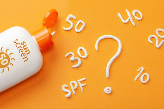 SPF 15, 30 sau 50? Ce spun dermatologii despre protecția solară corectă