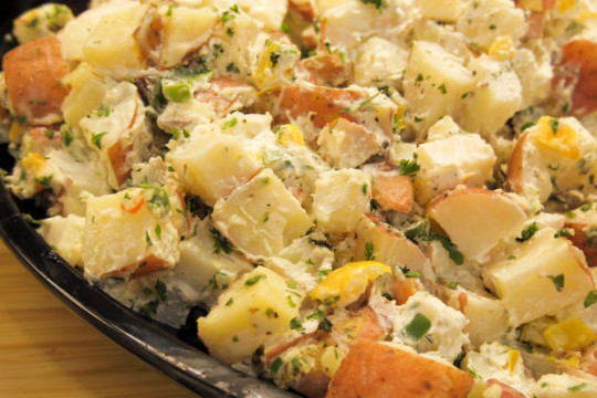 Salată de cartofi dietetică ușoară și delicioasă