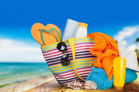 Ce trebuie să conțină geanta ta atunci când mergi la plajă cu copilul