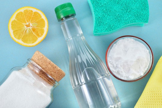 Soluții de curățare pe care le poți face folosind produse din gospodărie
