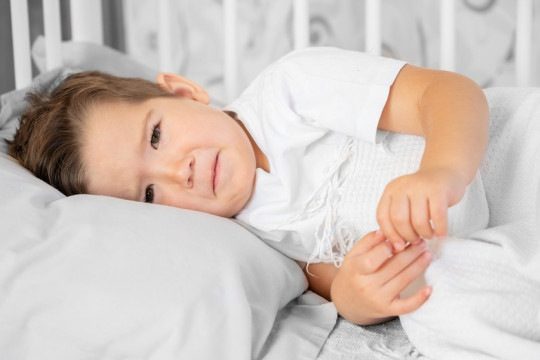 Cum învățăm copilul să doarmă singur