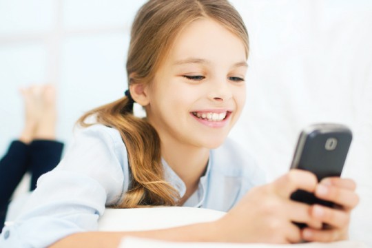 La ce vârstă poţi să îi procuri copilului un telefon mobil?