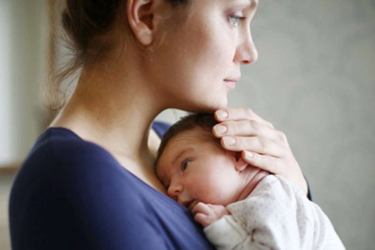 Psihoterapeut: Depresia postnatală este favorizată de cezariana făcută în situațiile de urgență