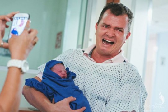 10 imagini emoționante cu tătici care au participat la nașterea copilașilor