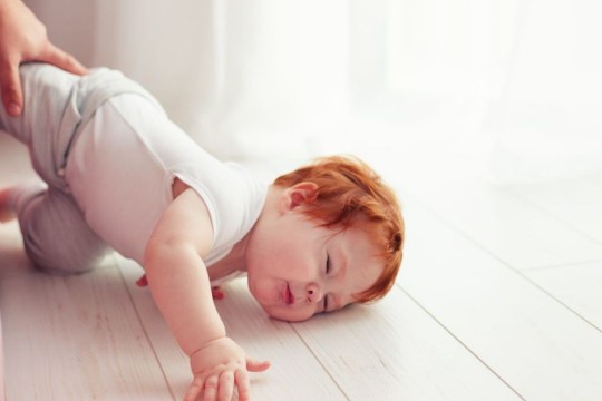Ce trebuie să faci dacă bebeluşul cade din pătuţ şi se loveşte la cap? Medicul pediatru răspunde