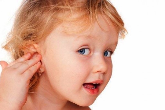 Aflați care e cea mai ușoară metodă de a elimina dopurile de ceară din urechi în condiții casnice