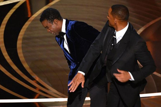Scandal la Gala Oscar 2022: Will Smith l-a lovit pe comediantul Chris Rock după o glumă făcută pe seama soţiei sale