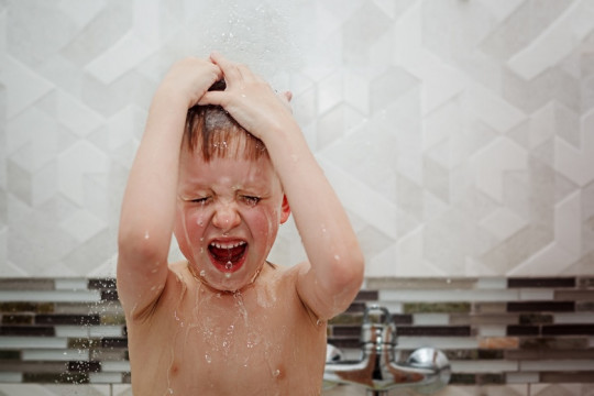 Cum învățăm copilul să se spele singur?
