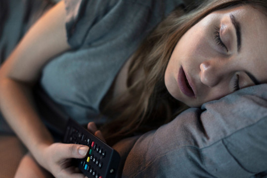 Dormitul cu televizorul pornit: un obicei aparent inofensiv care îți distruge somnul și sănătatea