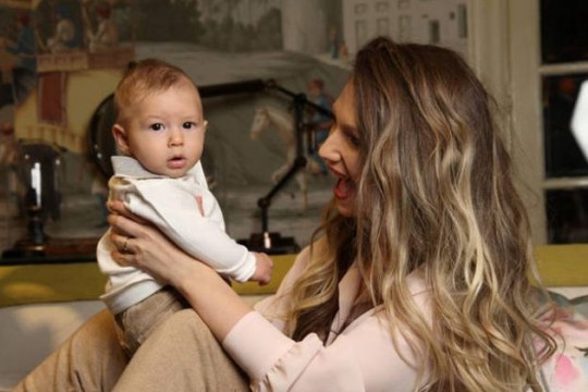 Adela Popescu răspunde criticilor că-și poartă bebelușul după ea, inclusiv în saloanele de frumusețe