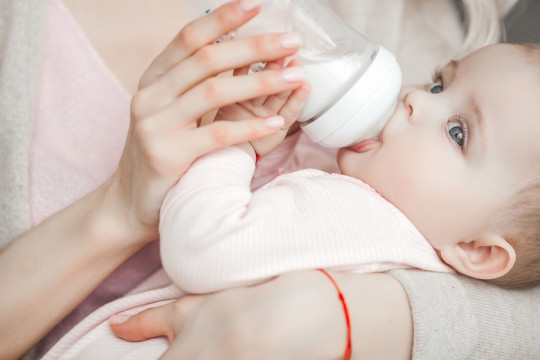 Cât timp poate fi bebelușul hrănit cu biberonul, fără a-i afecta dezvoltarea și sănătatea orală?