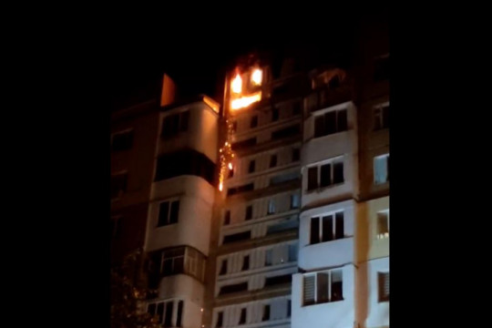 Incendiu în capitală: Etajul tehnic al unui bloc de locuit cu 10 nivele a luat foc